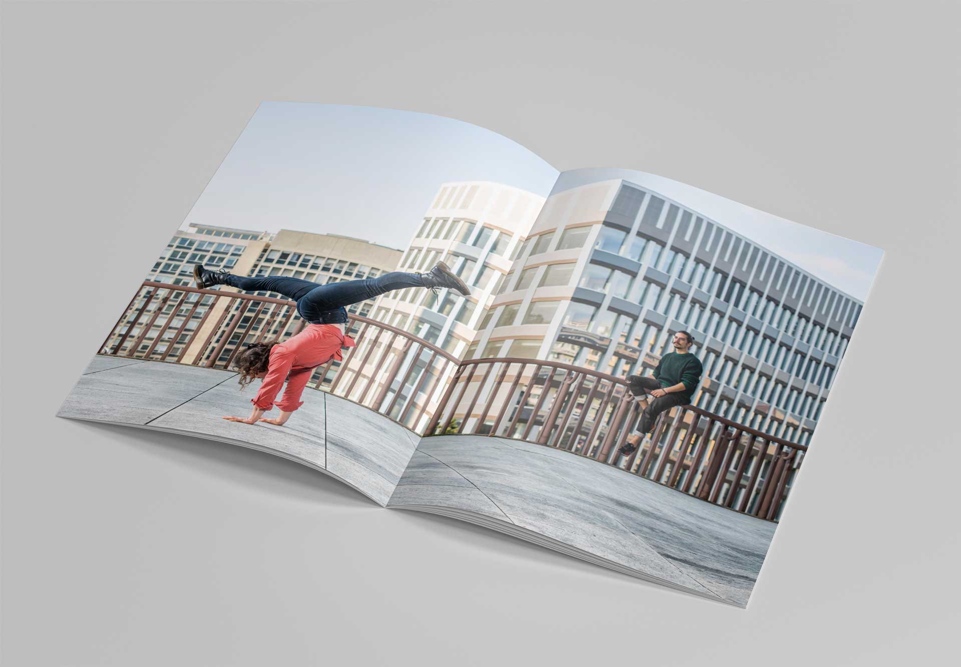 Page intérieure de la nouvelle brochure de l’Université de Genève. Le système graphique stricte dialogue avec une iconographie urbaine. Elle permet de mettre en valeur les bâtiments du campus de l'UNIGE. Photographies par Greg Clément.